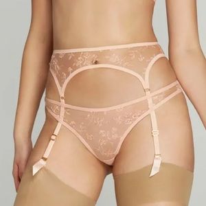Agent Provocateur 	
Henrieta Suspender
Colour: Blush
Size: 2